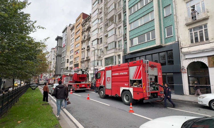 Gündemden Son Bilgiler: Şişli'de boş binanın 8'inci katındaki yangın itfaiye ekiplerince söndürüldü: Gelişmele