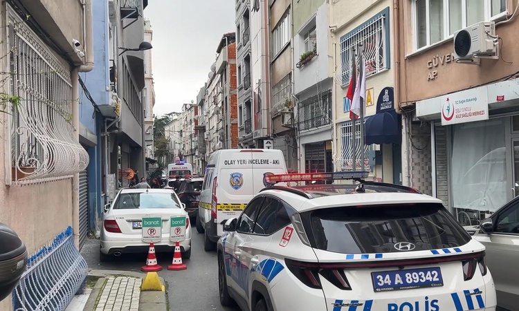 Gündemden Son Bilgiler: Şişli'de yan binanın çatısına geçen kadın iddiaya göre tenteye basınca düşerek öldü ve