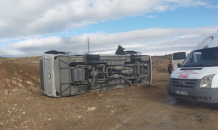 Gündemden Son Bilgiler: Sivas İmranlı'da cezaevi nakil aracı devrildi, 2 jandarma 1 infaz memuru yaralandı: Ge