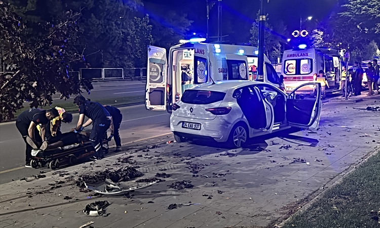 Gündemden Son Bilgiler: Sivas'ta aydınlatma direğine çarpan otomobildeki 3 kişi yaralandı
