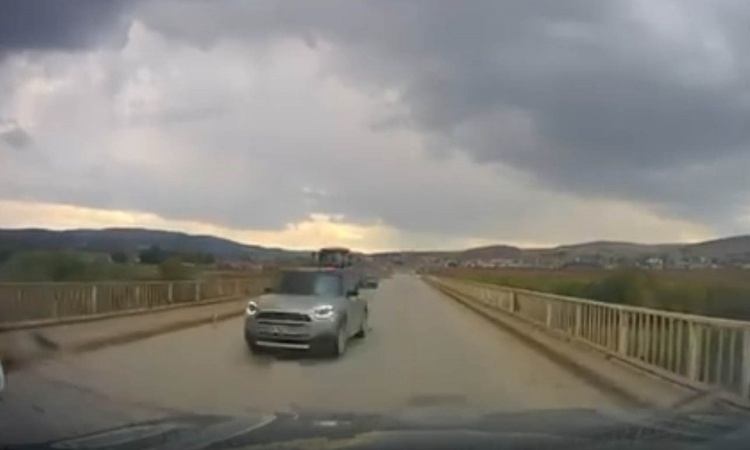 Gündemden Son Bilgiler: Sivas'ta Karşıyaka Köprüsü'nde hatalı sollayan sürücü, çarpışmaktan son anda kurtuldu