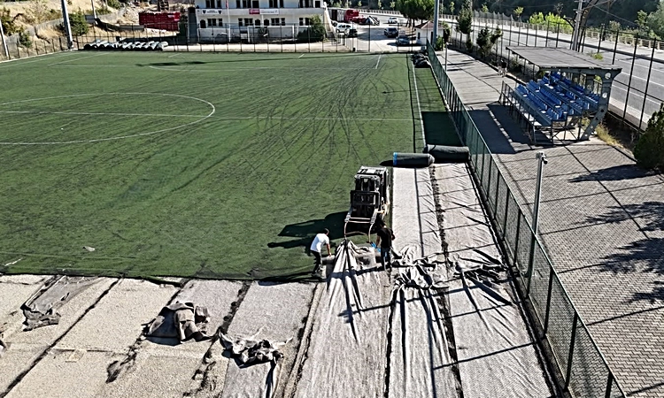 Gündemden Son Bilgiler: Soğuksu Sentetik Futbol Sahası’nın zemini yenileniyor