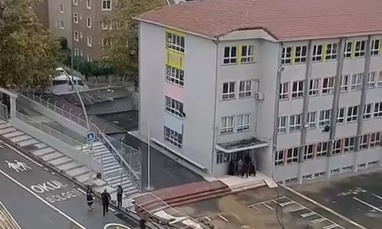 Gündemden Son Bilgiler: Sultangazi'de Nurettin Uzun İlkokulu'nun istinat duvarı çöktü, öğrenciler dersteydi -