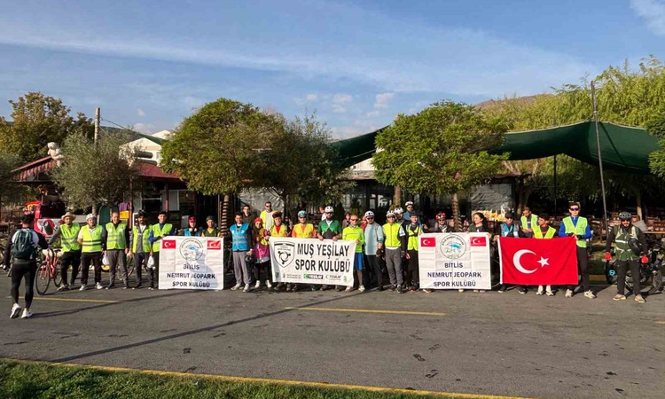 Gündemden Son Bilgiler: Tatvan'dan Muş'taki Murat Köprüsü'ne doğru 50 bisikletçi 100 kilometre pedal çevirdi: