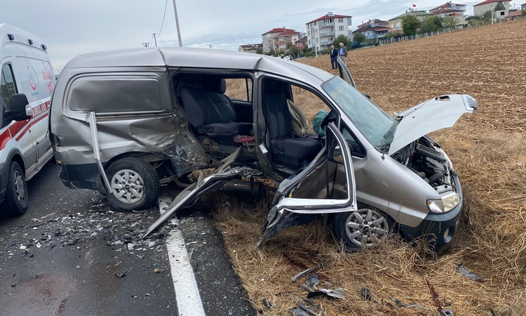 Gündemden Son Bilgiler: Tekirdağ Kapaklı'da otomobil ile minibüs çarpıştı, 2'si çocuk 6 kişi yaralandı | İşte