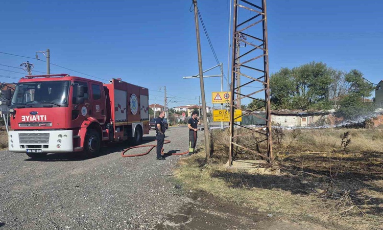 Gündemden Son Bilgiler: Tekirdağ Muratlı'da arsadaki yangın itfaiye ekiplerince çevreye sıçramadan söndürüldü
