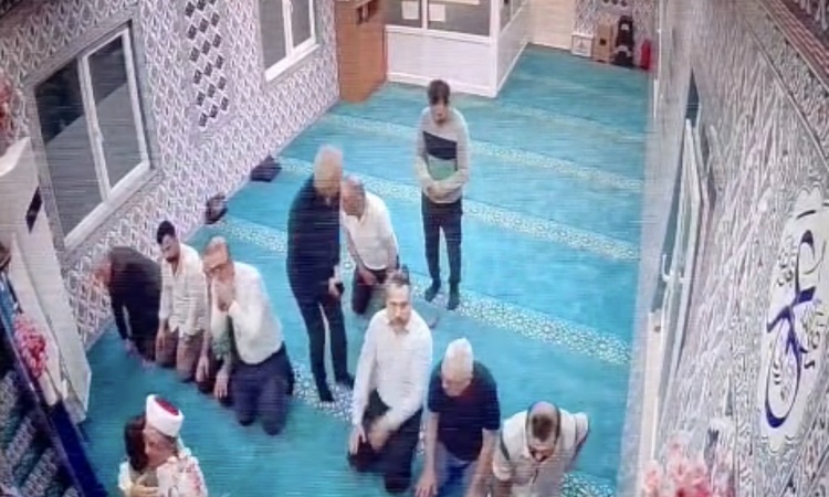 Gündemden Son Bilgiler: Trabzon Beşikdüzü'nde 5 yaşındaki Altan, özlediği hocasına camide sarıldı ve Merak Edi