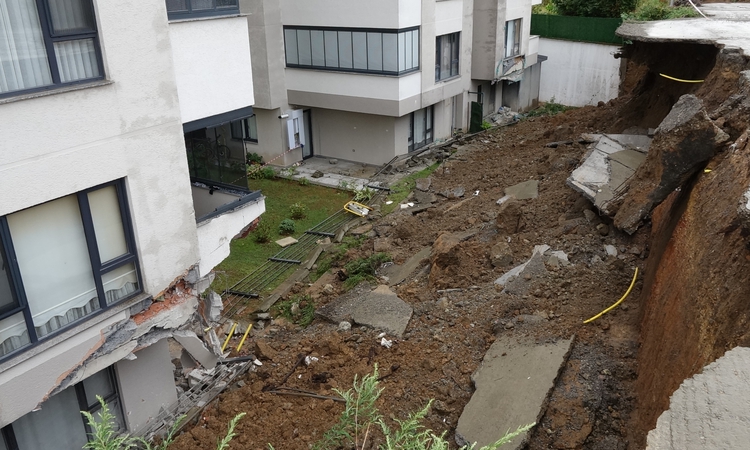 Gündemden Son Bilgiler: Trabzon'da sağanakta metrekareye 50 kilogram yağış gerileme kaydetti, 2 bina tahliye e