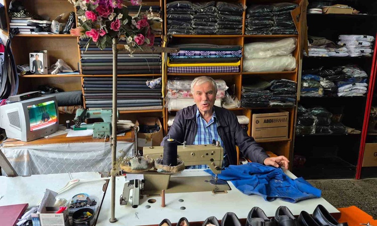 Gündemden Son Bilgiler: Trabzon Yomra'da 70 yaşındaki İsmail Ayaz, 60 yıldır terziliği sürdürüyor