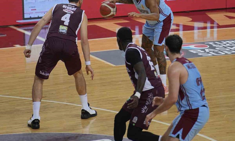 Gündemden Son Bilgiler: Trabzonspor, Basketbol Süper Ligi 3. haftasında Bordo Bandırma'yı 83-80 mağlup etti -