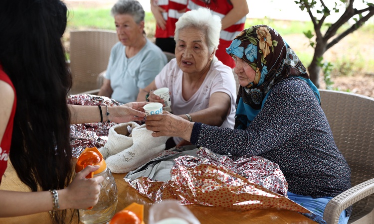 Gündemden Son Bilgiler: Türk Kızılay gönüllüleri, Dünya Yaşlılar Günü'nde Mersin'deki huzurevini ziyaret etti
