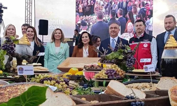 Gündemden Son Bilgiler: Türkan Şoray sahneye çıktı, festivalde renkli anlar meydana geldi: Gelişmeler Takip Ed
