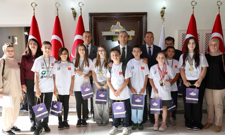 Gündemden Son Bilgiler: Türkiye’yi Gururlandıran Başarı: Dereceye Giren Öğrenciler Vali Aktaş’ı Ziyaret Etti