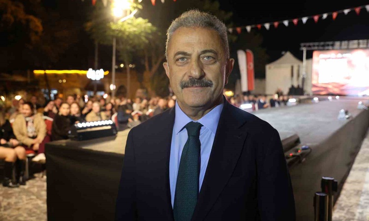 Gündemden Son Bilgiler: TÜRKSOY'un 9'uncu defilesi Ürgüp'te geleneksel motifleri modern tasarımla buluşturdu: