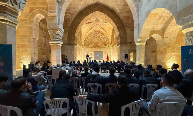 Gündemden Son Bilgiler: TUSYAD'ın diz artrozu toplantısı Divriği Ulu Camii ve Darüşşifasında yapıldı