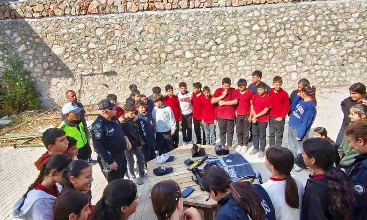 Gündemden Son Bilgiler: Tut İlçe Emniyet Amirliği, Atatürk Ortaokulu öğrencilerine trafik eğitimi verdi - Son