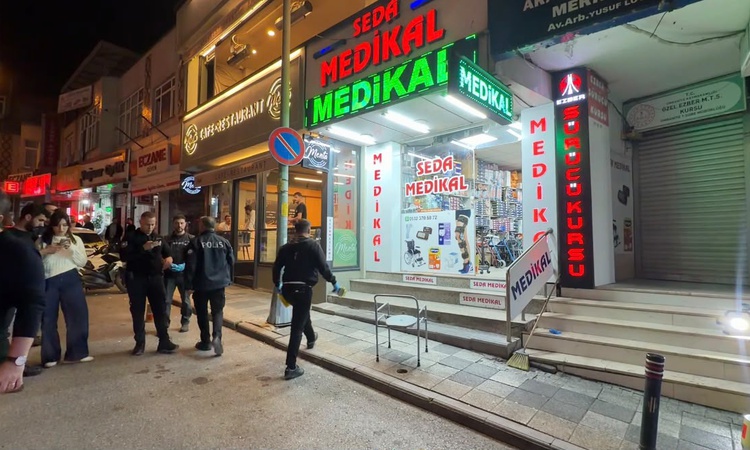 Gündemden Son Bilgiler: Ümraniye'de motosikletli 2 kişi iş yerine uzun namlulu silahla ateş açtı: Gelişmeler T