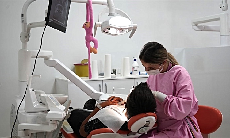 Gündemden Son Bilgiler: Uzmanından çocuklara günde en az iki kez diş fırçalama önerisi: Gelişmeler Takip Edili