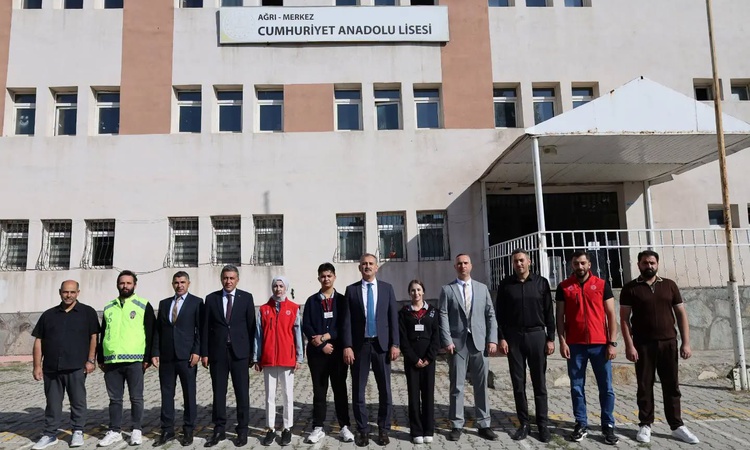 Gündemden Son Bilgiler: Vali Bozkurt Ağrı'da okulları ziyaret edip güvenlik ve temizlik çalışmalarını inceledi