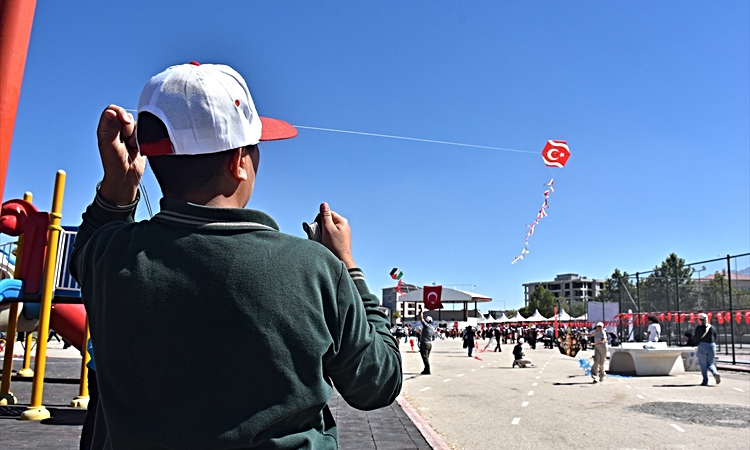 Gündemden Son Bilgiler: Van'da Gazzeli çocuklar için uçurtmalar gökyüzüne bırakıldı