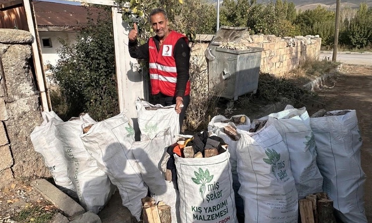 Gündemden Son Bilgiler: Van Muradiye'de Türk Kızılay yalnız yaşayan yaşlılara kömür ve odun ulaştırıyor: Geliş