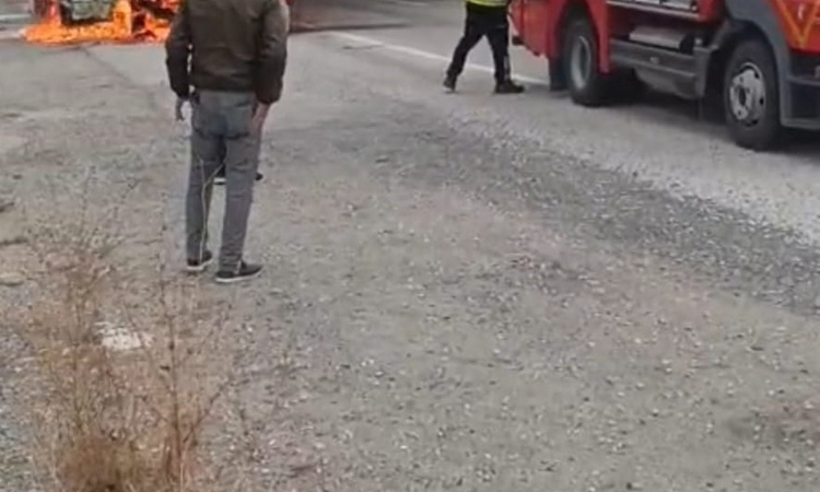 Gündemden Son Bilgiler: Van'da seyir halindeki kamyonet alev aldı, sürücü son anda kurtuldu ve Merak Edilenler