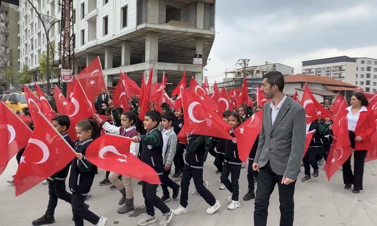 Gündemden Son Bilgiler: Yüksekova'da 29 Ekim Cumhuriyet Bayramı 110 metrelik dev bayrakla kutlandı ve Merak Ed