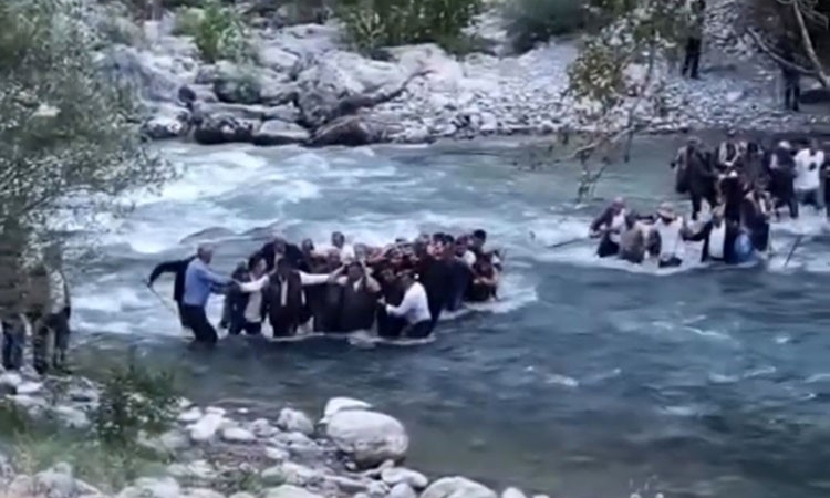 Gündemden Son Bilgiler: Yüksekova'da ölen 57 yaşındaki adamın cenazesi dereden geçirilip omuzlarda taşındı: Ge