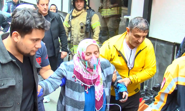 Gündemden Son Bilgiler: Zeytinburnu'nda 5 katlı binadaki yangında 2 kişi dumandan etkilenerek hastaneye kaldır