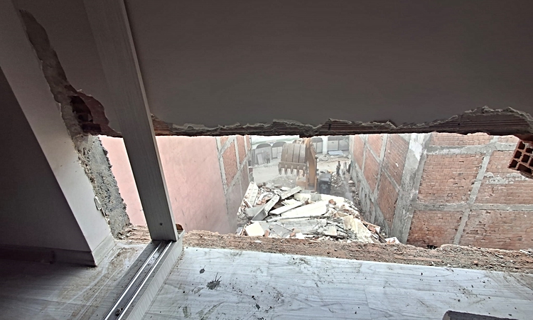 Gündemden Son Bilgiler: Zeytinburnu'nda yıkım bitişik dairenin duvarlarını yıktı, çocuk 5 dakikayla kurtuldu