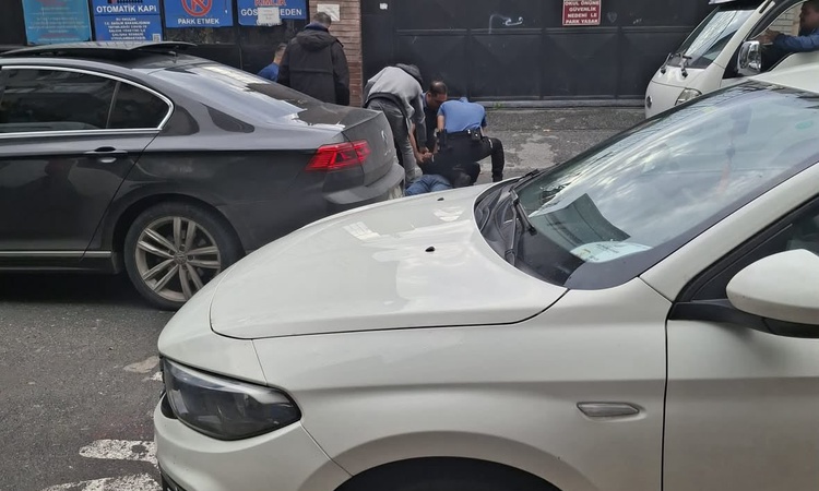 Gündemden Son Bilgiler: Zeytinburnu'da okul çevresinde silahla yakalanan 2 şüpheliden biri hakkında tutuklama