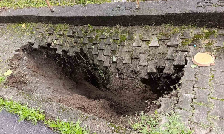 Gündemden Son Bilgiler: Zonguldak Karadeniz Ereğli'de kaldırımda çökme oldu, derin çukur tehlike oluşturdu - S