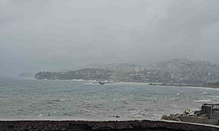 Gündemden Son Bilgiler: Zonguldak Limanı'nda deniz sarıya döndü, fırtına uyarısı 14.00'e dek sürecek: Gelişmel
