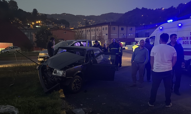 Gündemden Son Bilgiler: Zonguldak'ta Üzülmez Tüneli mevkisinde iki aracın çarpıştığı kazada 6 kişi yaralandı v