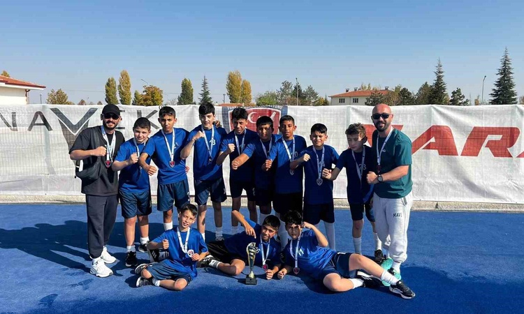 Gündemden Son Bilgiler: Zonguldaklı hokeyci Altay Koçaklı, U14 Hokey Milli Takımı kampına davet edildi | İşte