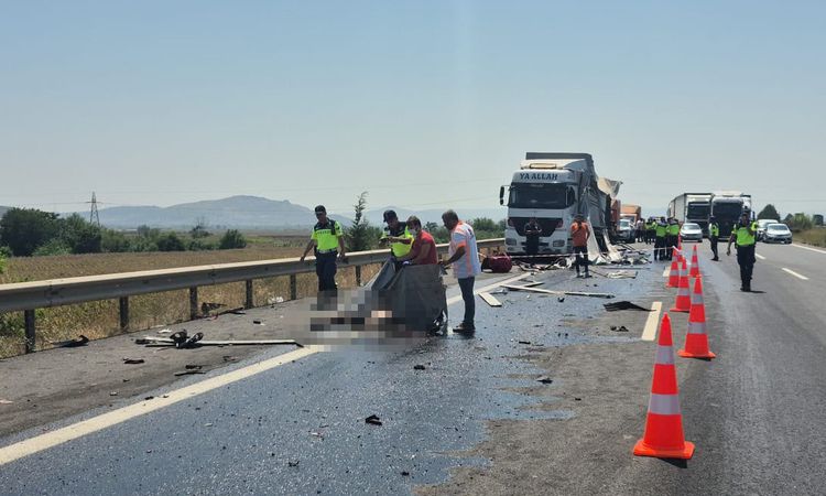 Güvenlik şeridinde TIR arızasıyla uğraşan sürücü kamyonun çarpması sonucu öldü - Son Dakika | İşte Tüm Ayrıntı