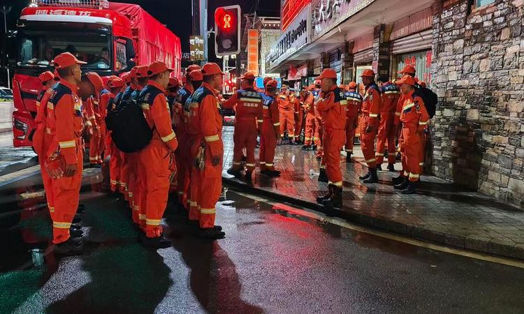 Gyirong Sınır Kapısı'nda Heyelan: 3 Ölü, 558 Kayıp, Elektrik Tedariki İçin Seferberlik ve Merak Edilenler