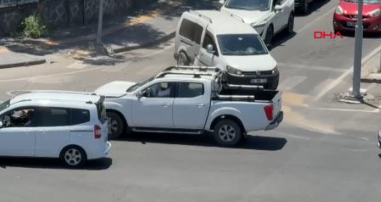 Ayrıntılar Netleşti: Hafif ticari araç ile kamyonet çarpıştı: 2 yaralı - En Son Haber