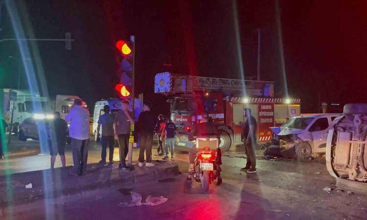 Hafif ticari araçla çarpışan SUV yan yattı: 1’i ağır, 1’i bebek, toplam 7 yaralı - Son Dakika Haberleri ve Mer