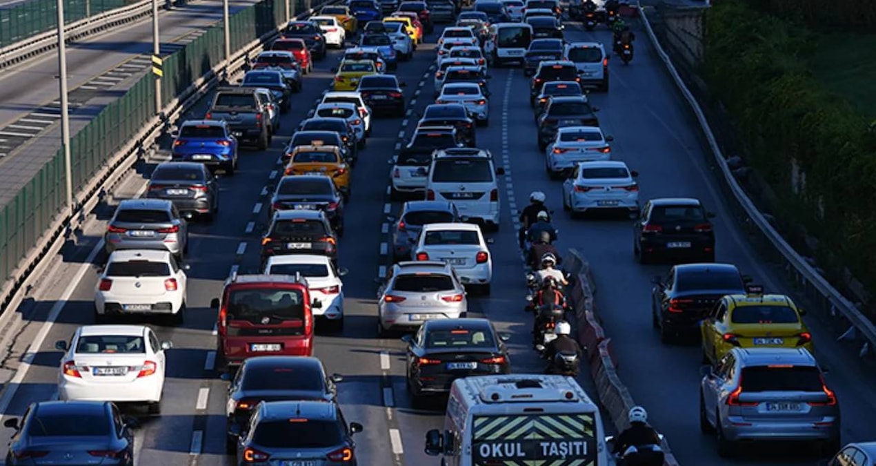Haftanın ikinci gününde İstanbul trafiği durma noktasında - En Son Haber ve Merak Edilenler
