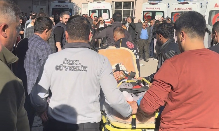 Hakkari'de kafa kafaya çarpışan araçlarda 2 yaşındaki çocuk öldü, 7 kişi yaralandı | İşte Tüm Ayrıntılar