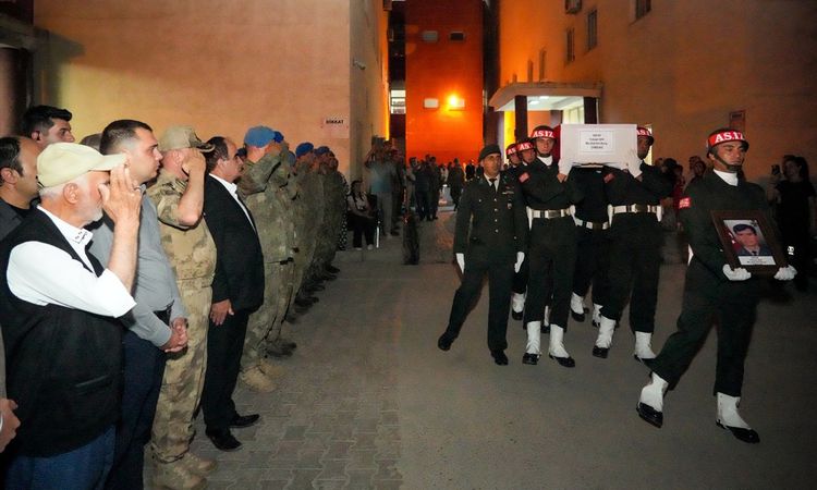 Hakkari'de zirve tırmanışı yaparken hayatını kaybeden dağcı için tören düzenlendi - Son Dakika Haberleri ve Me