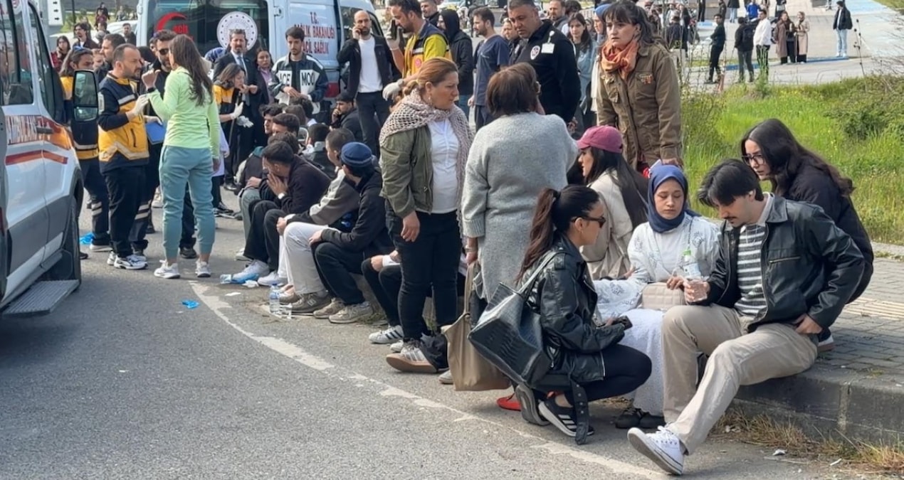 Sıcak Gündem: Halk otobüsü otomobilin üzerine devrildi; yaralılar var - Haberleri: Gelişmeler Takip Ediliyor