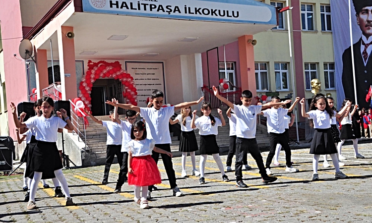 Halk oyunları gösterisine katılan 3 yaşındaki Begüm'e bayrak hediyesi - Son Dakika Bilgileri