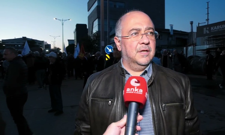 Halk TV önünde toplanan eski yöneticiler kayyıma basın özgürlüğü için tepki gösterdi