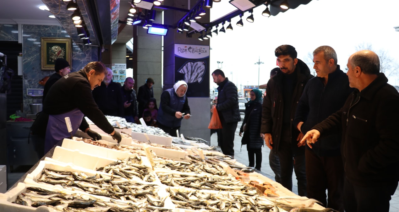 Gündemden Son Bilgiler: Hamsi, istavrit ya da mezgit değil: Ramazanda bu balığı almak için sıraya giriyorlar -