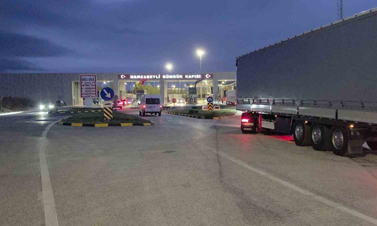Hamzabeyli'de tır çıkışları 3 gün sonra yeniden resmen start aldı, sürücülere rahatlama sağladı - Son Dakika B