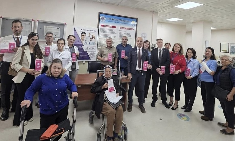 Hasta Hakları Günü’nde Edremit Devlet Hastanesi’nde yatan hastalar ziyaret edildi: Gelişmeler Takip Ediliyor