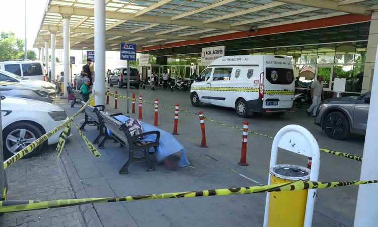 Ayrıntılar Netleşti: Hastane çevresinde yaşayan evsiz şahsın bankta cansız bedeni bulundu - Haberleri: Gelişme