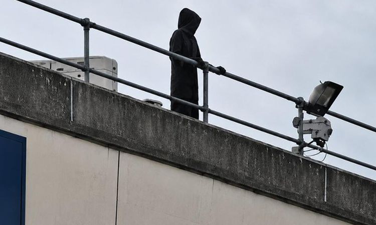Gündemden Son Bilgiler: Hastaneyi karıştıran görüntü! Çatıda görenler dehşete kapıldı - Son Dakika